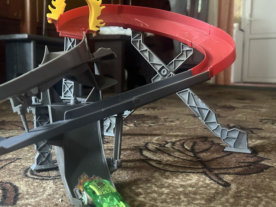 Великий ігровий набір Hot Wheels Track Builder Flame Stunt Pack (модель HMC04)