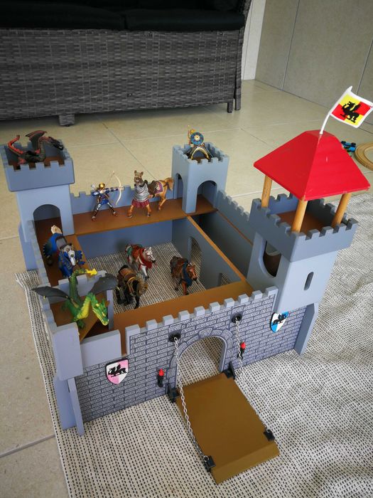 Castelo de madeira com figuras