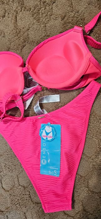 Яскравий новий купальник