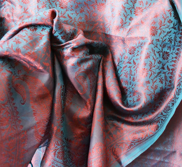 Satynowy elegancki szal