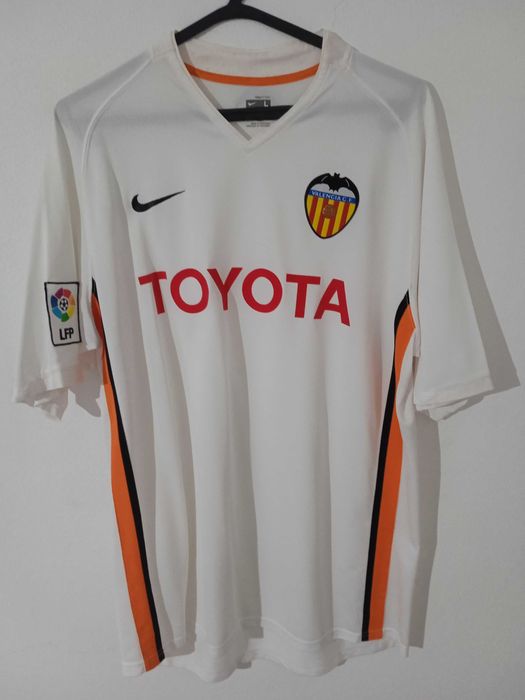 Várias camisolas futebol.