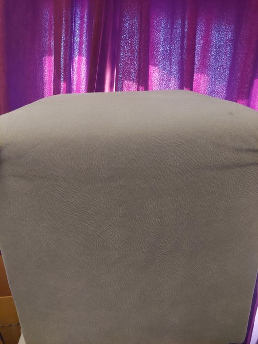 Dwie szare pufy kwadrat