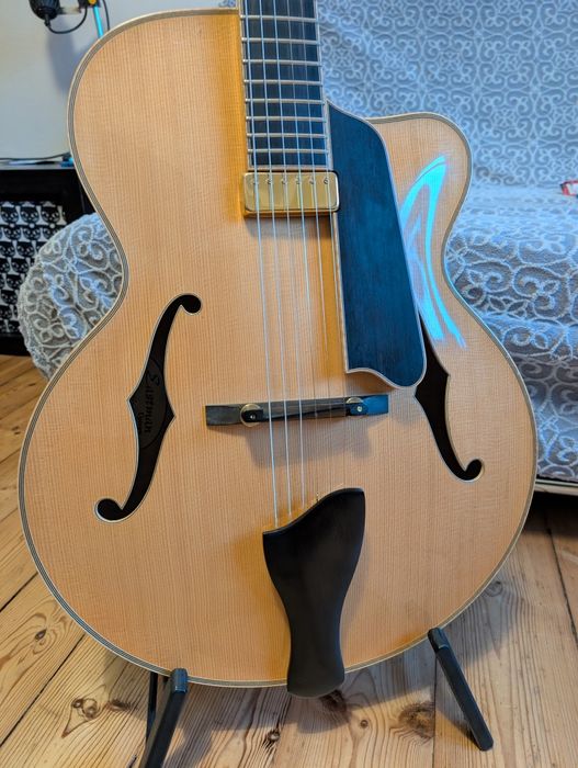 Eastman AR905CE (2007) – Lity ręcznie rzeźbiony archtop