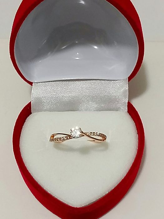 Золотое кольцо с фианитами 585пробы.