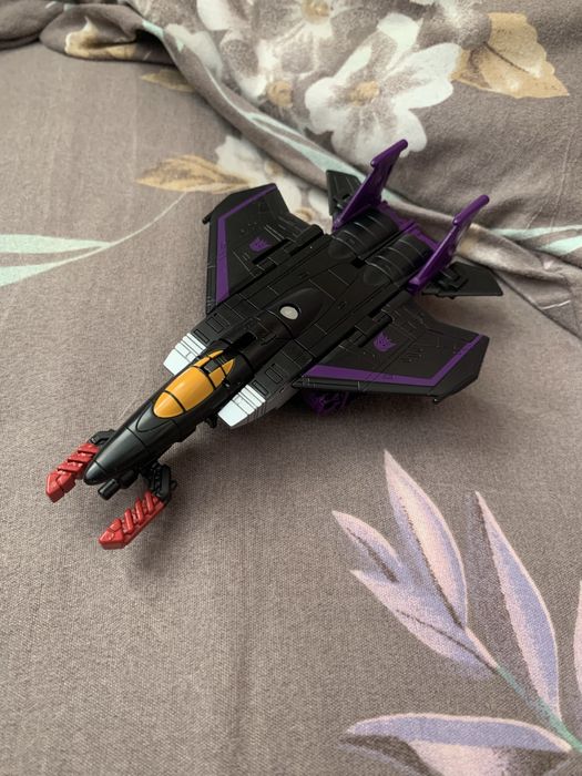 Фігурка-трансформер Hasbro Transfromers Legacy Skywarp