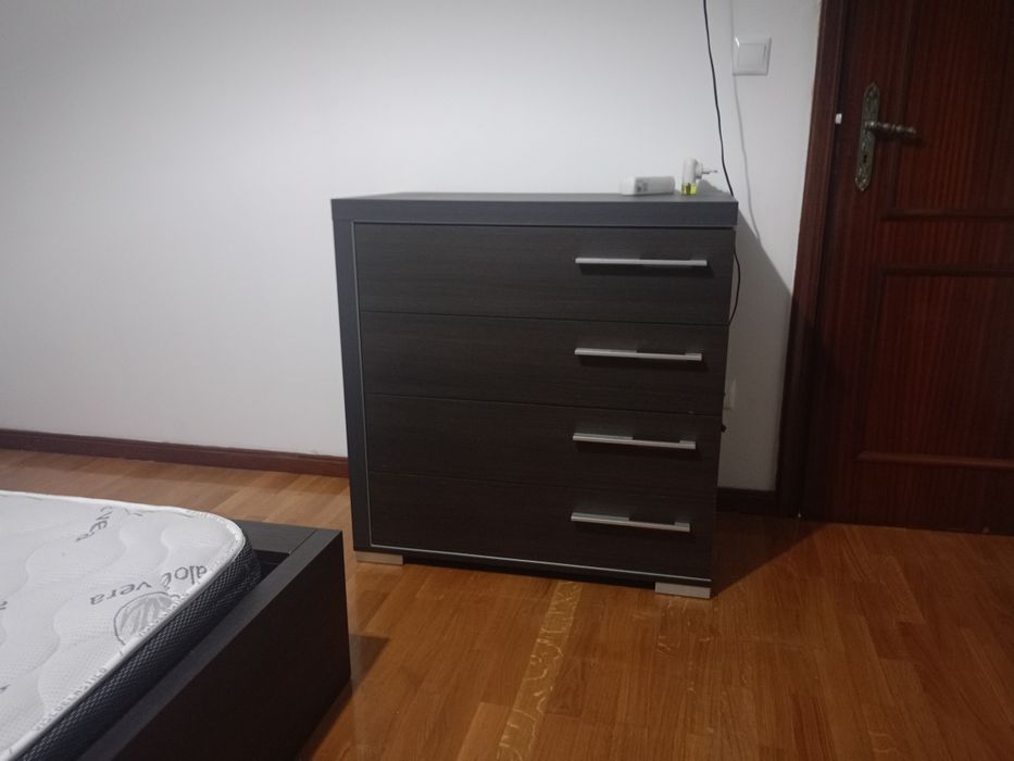 Quarto de Casal Completo – Linhas Modernas (Preto | Excelente Estado)