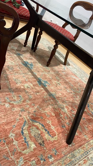 Mesa comtampo de vidro e pes em madeira