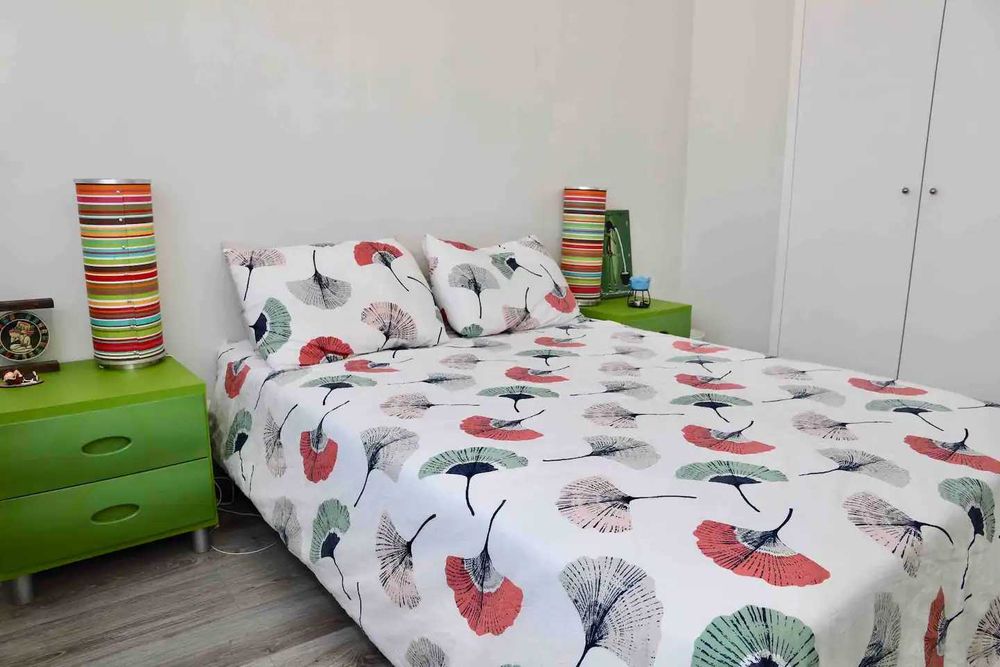 Mobilia quarto casal - estrut. cama, colchão, 2 mesinhas e 1 comoda.