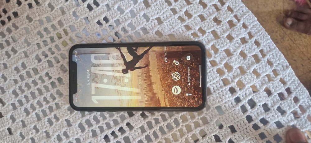 Iphone 11 em quase bom estado
