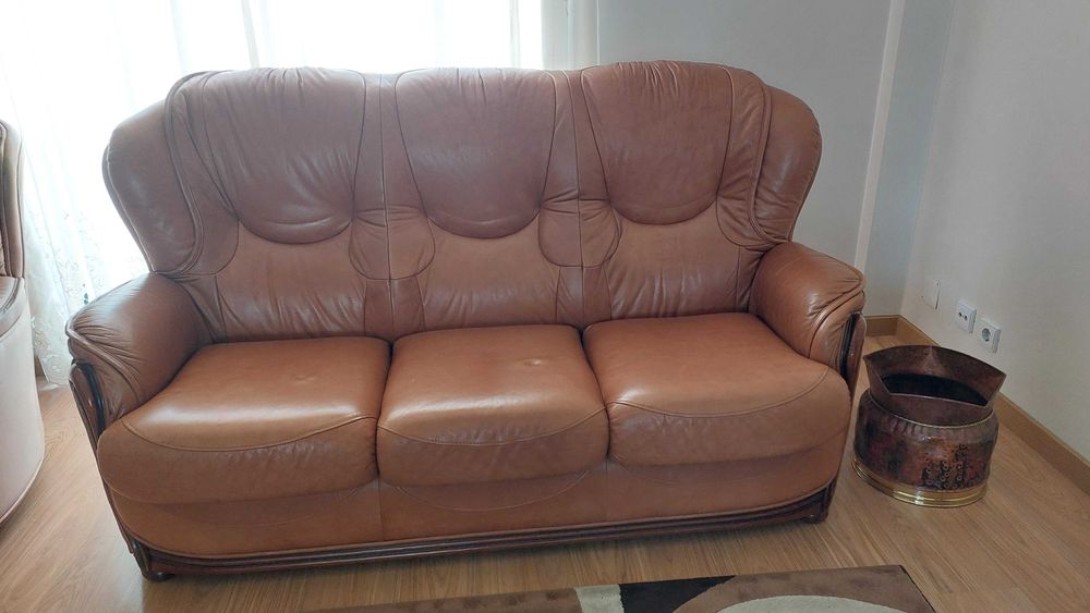 Sofá-cama em pele muito estimado + poltrona de oferta