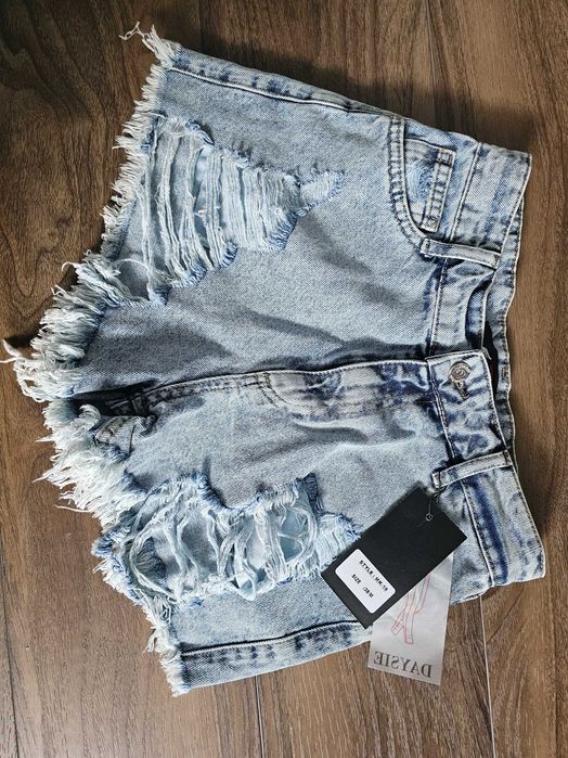 Spodenki dżinsowe z dziurami