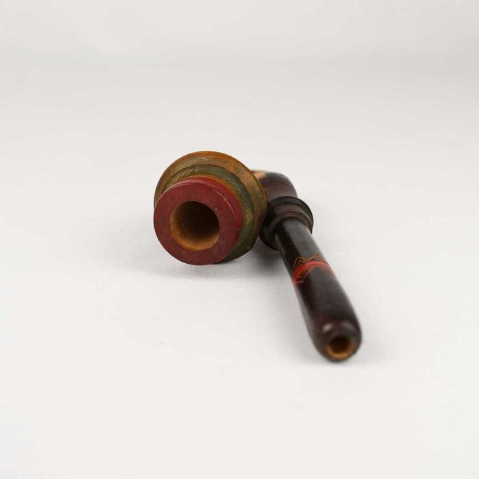 Invulgar cachimbo em madeira talhada e pintada à mão