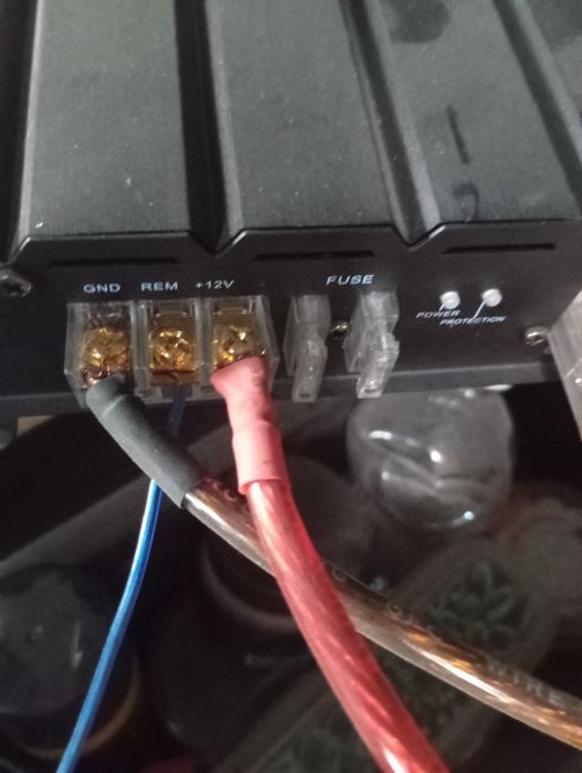 Автомобільний підсилювач у робочому стані