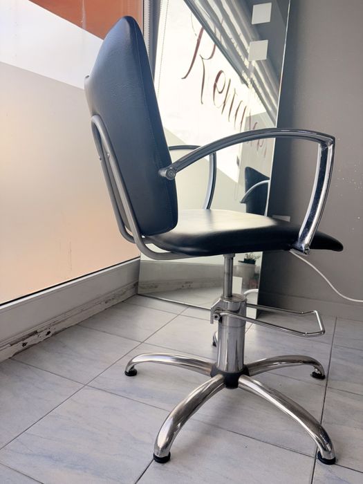 Cadeira e espelho de cabeleireiro