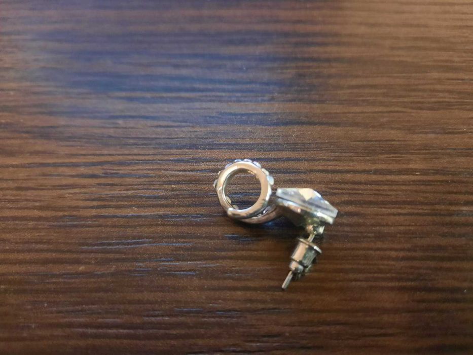 Одна сережка с белым камушком серьги бижутерия