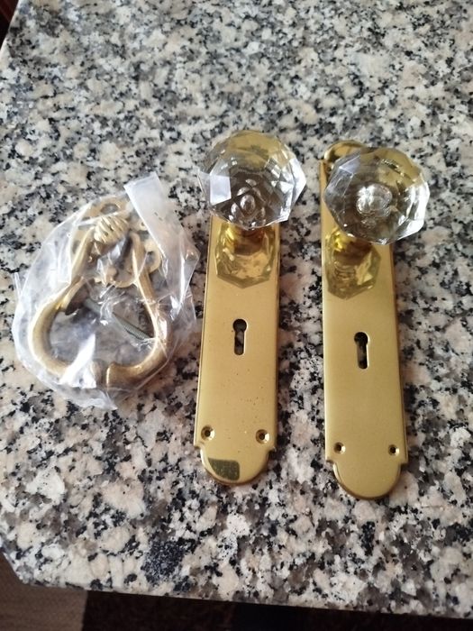Baixa de preço dois puxadores e um batente