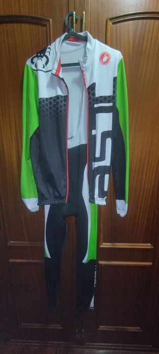 Bicicleta Btwin. Conjunto Jersey e calças. 
Con