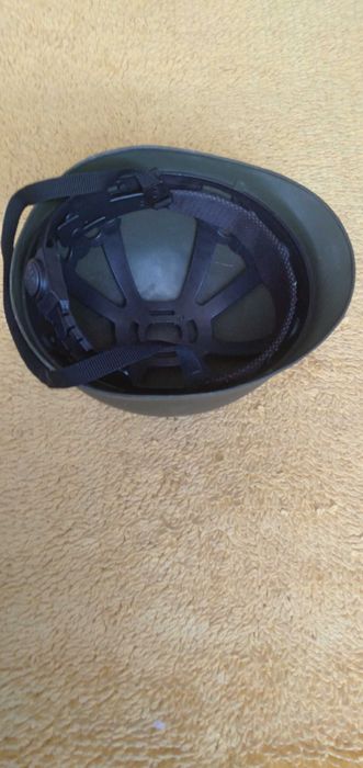 шолом-каска  пластик розмір 54-58 см з регулятором