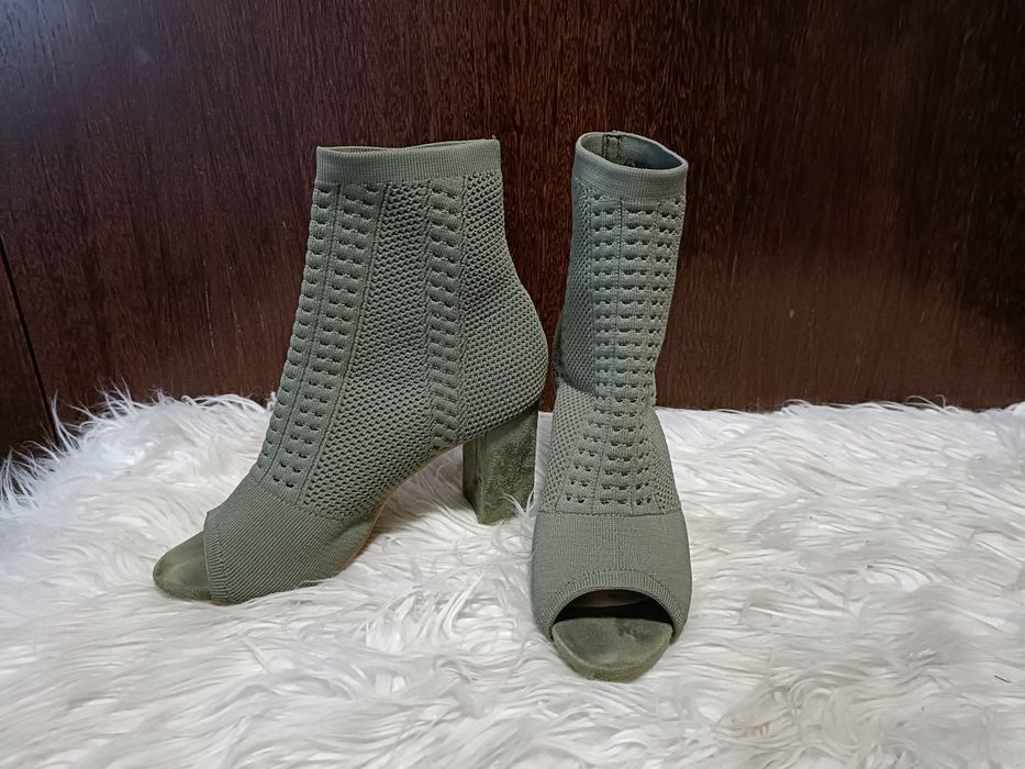 Botins peep toe em tecido verde-seco