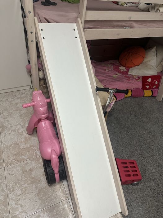 Cama de criança com escorrega