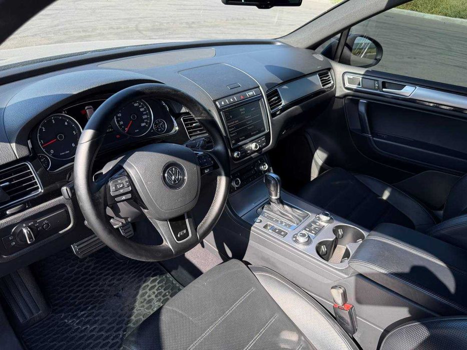 Продам Volkswagen Touareg 2015 року. V6 3.0 TDI, 193 кВт / 262 к.с.,  автомат, повний привід та пневмопідвіска.