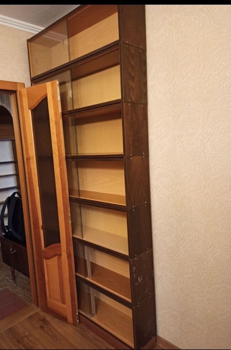 Книжкові полиці для вітальні