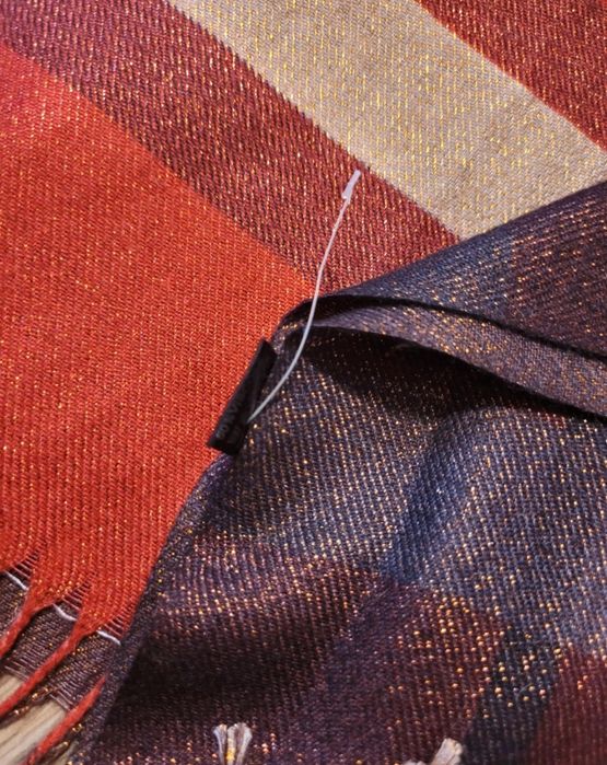 Błyszczący szal z metką