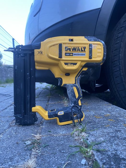 Agrafadora de Acabamentos 18V Dewalt DCN701N-