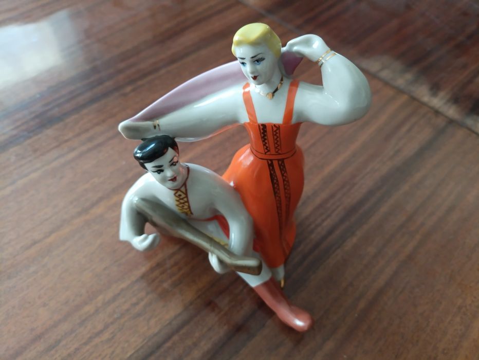 Фарфорові статуетки.