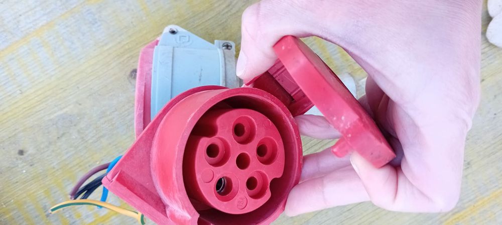 2 tomadas trifásicas fêmeas