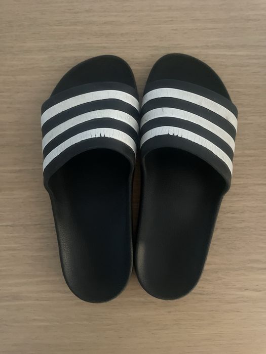 Chinelos adidas riscas branco e preto