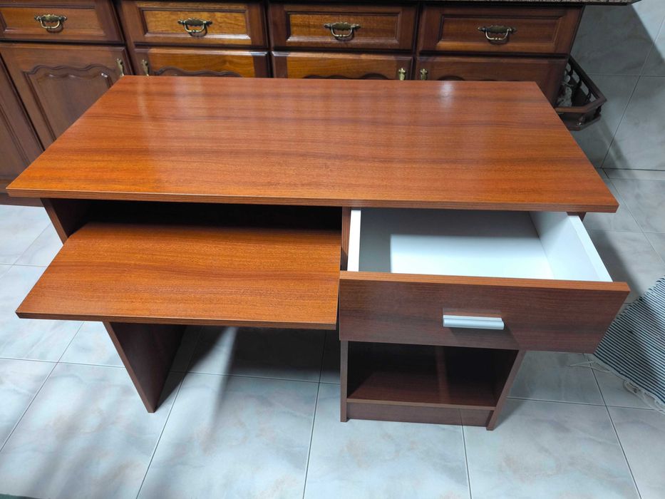 Secretária de computador usado