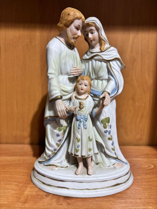 Biała figurka Świętej Rodziny