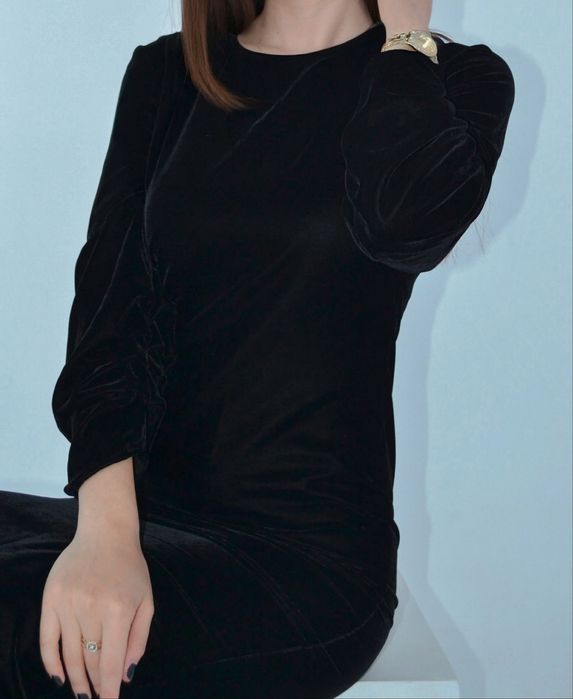 Чорна бархатна сукня