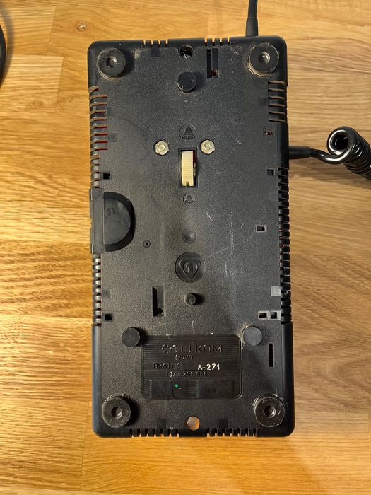 Zabytkowy telefon stacjonarny z PRL-u TELKOM RWT BRATEK A-272 T9/J-262-088 PRL czerwony