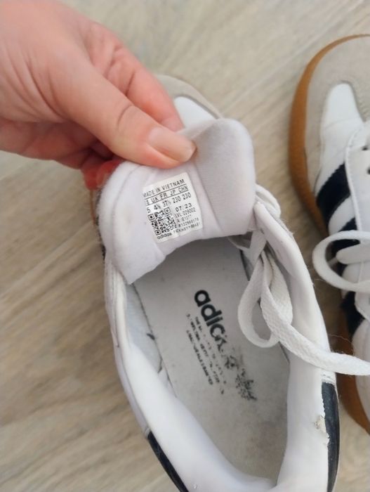 Adidas кросівки  37.5 р