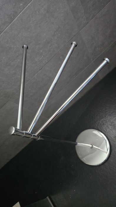 Toalheiro de pé em inox