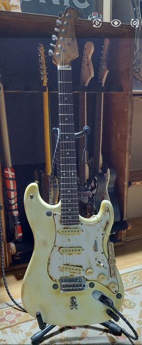 Vendo guitarra personalizada peça única com o tema Los Angeles.