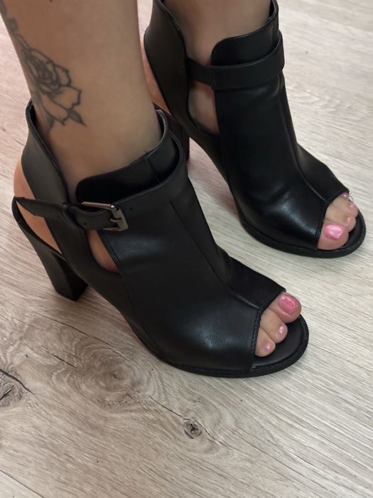Czarne buty na słupku 38 stan dobry