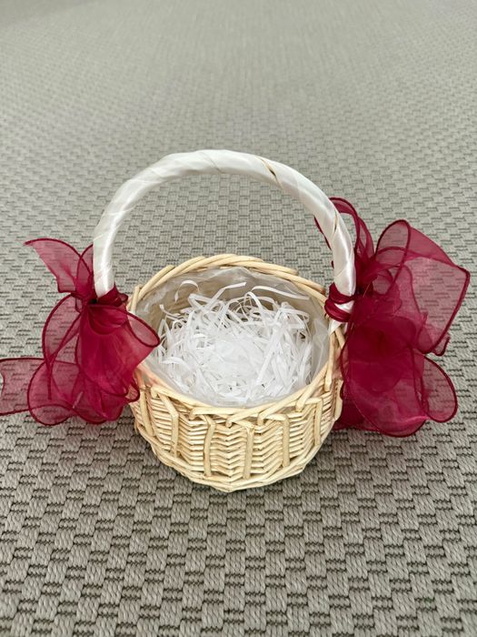 Cesto pequeno decorativo usado para alianças de casamento