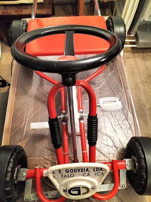 Carrinho kart a pedais Sá e Portela