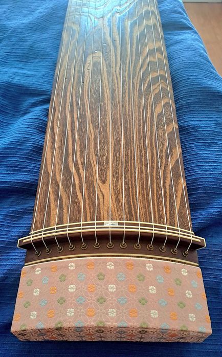 Koto, instrumeto japonês tradicional, de paulownia, feito à mão.