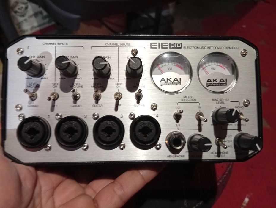 Interface audio e midi Akai eie pro como novo