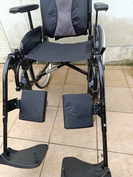 Apoio elevatório para cadeiras de rodas