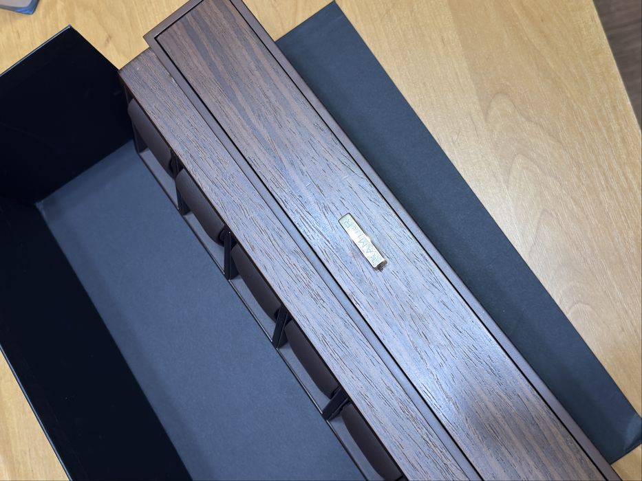 Деревʼяна скриня для прикрас, годинників