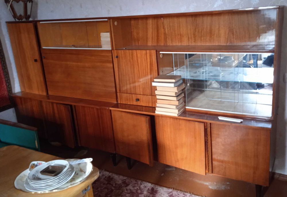 Сервант пострадянського виробництва коричньовий з чотирьох предметів
