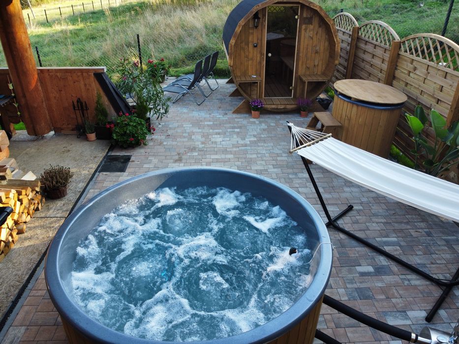 Drewniany domek w górach, Święta Bożego Narodzenia, sauna jacuzzi