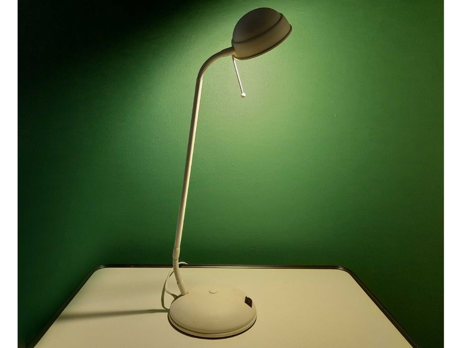 Lampka Biurkowa IKEA Biała w komplekcie z lampą LED G9
