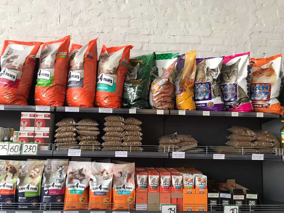 Корм для собак та котів.