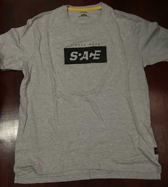 T-Shirt Cinzenta Simples